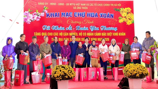 Xã Ứng Thiên: Trao tặng hơn 500 suất quà Tết cho các gia đình khó khăn