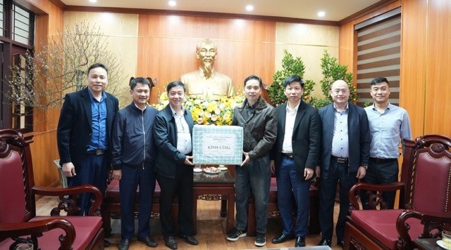 Lãnh đạo phường Sơn Tây thăm, tặng quà các đơn vị trực Tết Bính Ngọ 2026