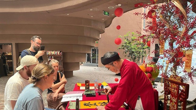 Xuân Bính Ngọ ở Bát Tràng: Nét chữ khai xuân níu chân du khách