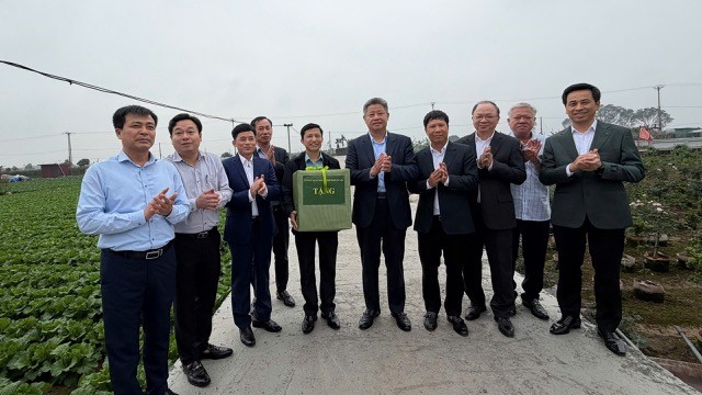 Lãnh đạo thành phố làm việc với xã Bát Tràng và Thư Lâm về phát triển nông nghiệp và công nghiệp