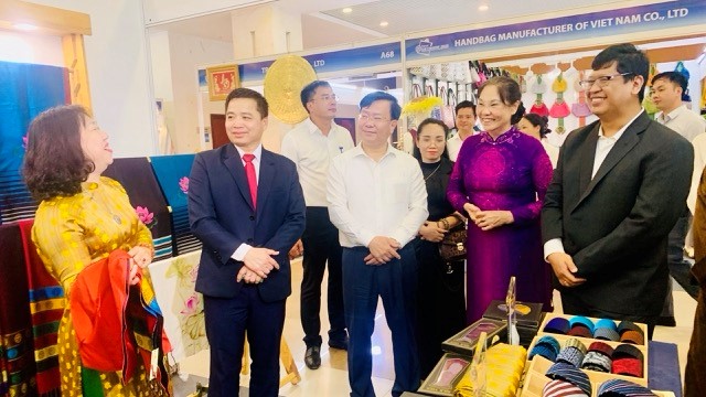 Hội chợ hàng công nghiệp nông thôn tiêu biểu phục vụ du khách tại Đền Hạ Ba Vì