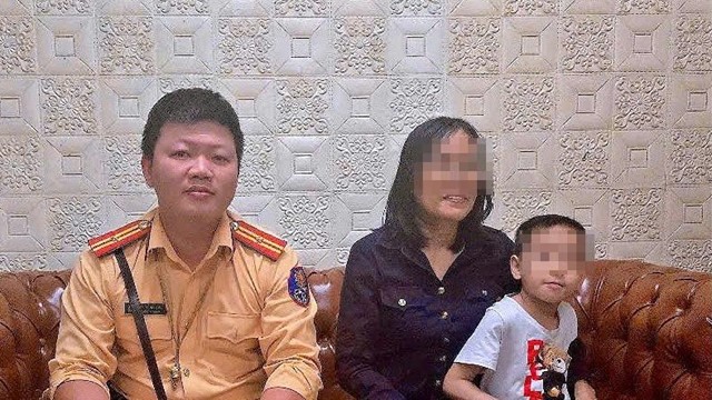 Cảnh sát giao thông hỗ trợ bé trai 6 tuổi đi lạc ở bến xe Mỹ Đình