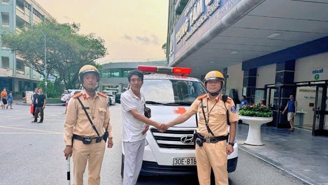 Hà Nội: CSGT dùng mô tô chuyên dụng mở đường đưa cháu bé đi cấp cứu