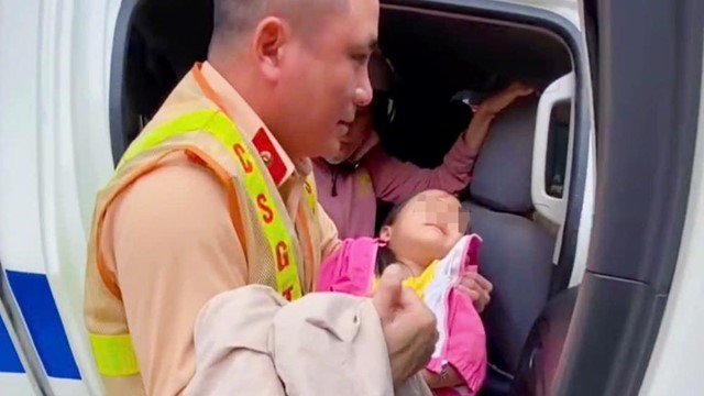 CSGT Hà Nội hỗ trợ gia đình đi du lịch bằng xe máy gặp tai nạn trong mưa