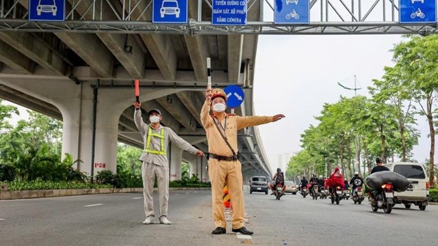 Xây dựng thói quen di chuyển an toàn trên các tuyến đường mới phân làn của người dân Thủ đô