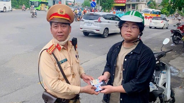 Nam sinh viên xúc động được cảnh sát giao thông Hà Nội trao trả ví đánh rơi