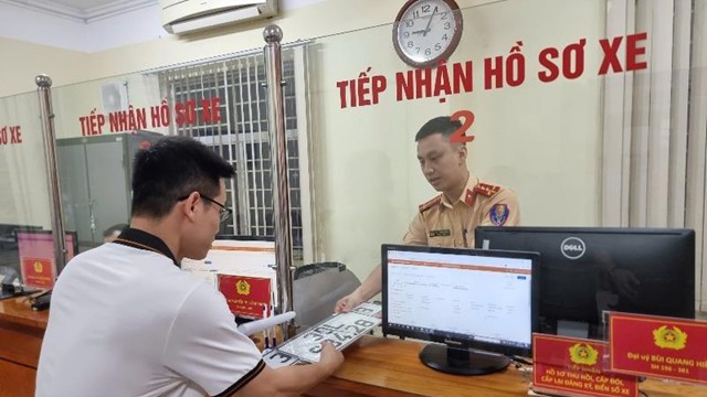 Thủ tục chuyển quyền sở hữu điện tử phục vụ sang tên xe trên Cổng dịch vụ công Bộ Công an 