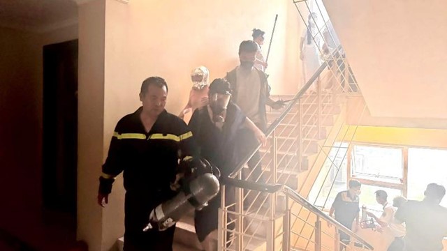 Cháy chung cư E1 Khu đô thị Nam Thăng Long, cảnh sát kịp thời hướng dẫn nhiều cư dân thoát nạn an toàn