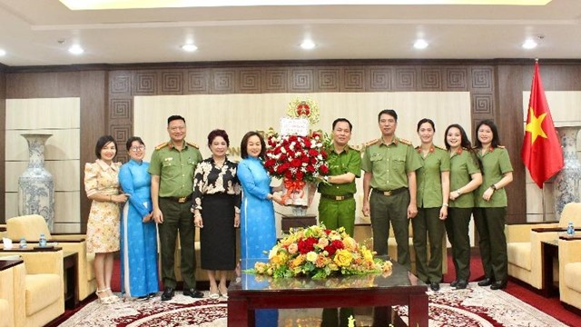 Hội LHPN Hà Nội và báo Phụ nữ Thủ đô chúc mừng Công an TP Hà Nội nhân kỷ niệm Ngày truyền thống ngành