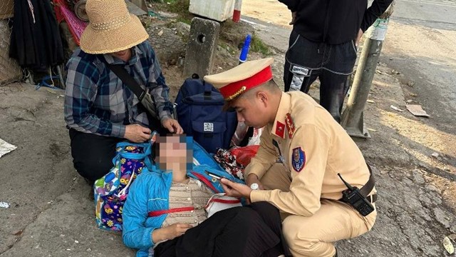 Cảnh sát giao thông Hà Nội kịp thời sơ cứu, đưa người phụ nữ bất tỉnh đi cấp cứu an toàn