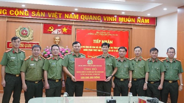 Công an thành phố Hà Nội hỗ trợ tỉnh Quảng Ngãi và thành phố Đà Nẵng khắc phục hậu quả sau bão lũ