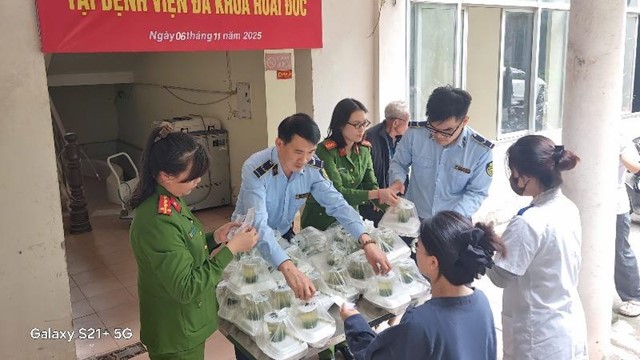 Công an xã Hoài Đức lan tỏa yêu thương qua chương trình “suất cơm 0 đồng” 