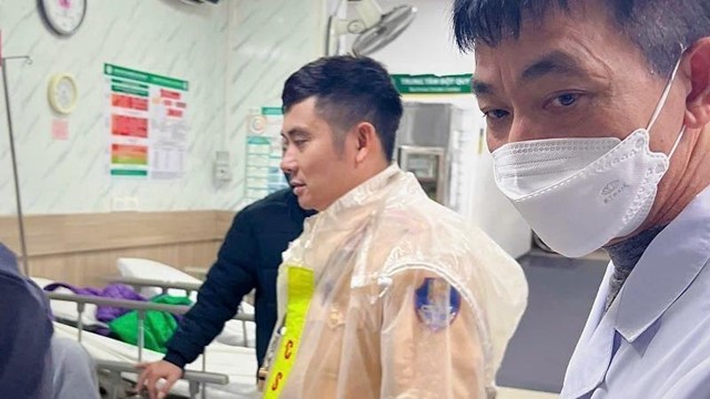 CSGT Hà Nội mở đường đưa bệnh nhân đột quỵ đến bệnh viện cấp cứu kịp thời