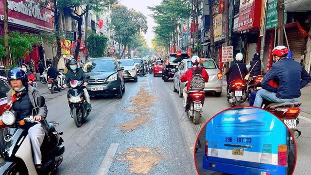 CSGT xử lý vết dầu máy loang dài 1km trên đường làm người dân trượt ngã