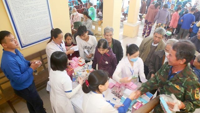 Hội Thầy thuốc trẻ Việt Nam tổ chức khám, tư vấn sức khoẻ cho hơn 1.000 người dân thành phố Huế sau lũ lụt