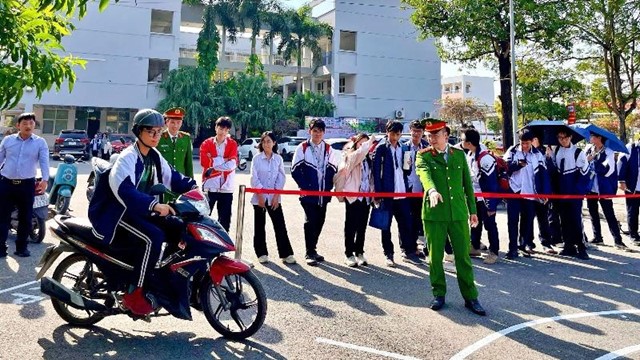 Phường Dương Nội: Bồi dưỡng kiến thức pháp luật và kỹ năng lái xe an toàn cho học sinh