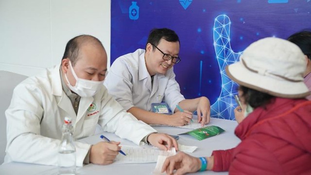 Khám, tư vấn cho người dân trong chương trình khắc phục hậu quả bão lũ