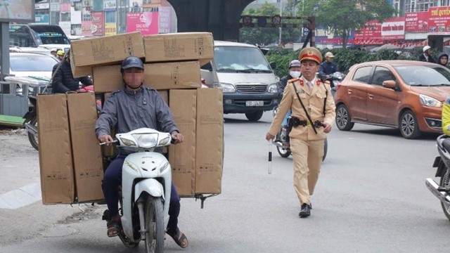 Hà Nội: Xử lý nhiều trường hợp lái xe chở hàng hoá cồng kềnh, gây mất an toàn giao thông