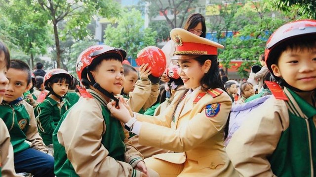 Hà Nội: Tuyên truyền văn hoá giao thông cho hơn 1.600 học sinh trường Tiểu học Trung Tự