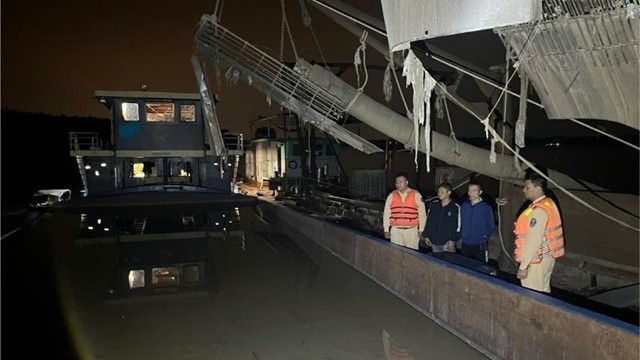 Tết sớm nơi những xóm chài ven sông