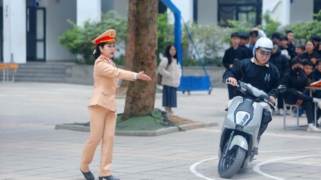 Tuyên truyền pháp luật về an toàn giao thông cho học sinh tại phường Tây Hồ