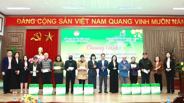 30 suất quà yêu thương đến các hộ gia đình khó khăn phường Đông Ngạc