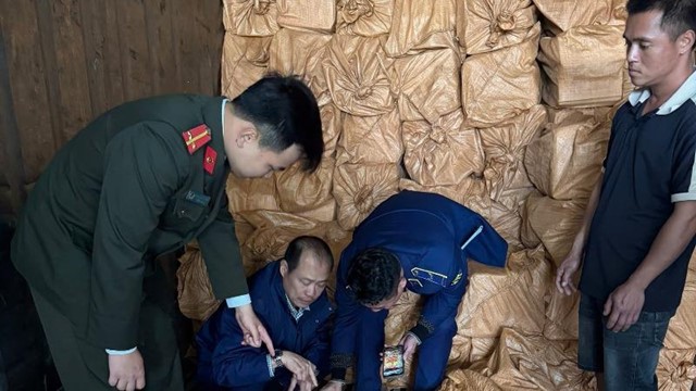 Thu giữ hơn 12 tấn hàng thực phẩm không rõ nguồn gốc 