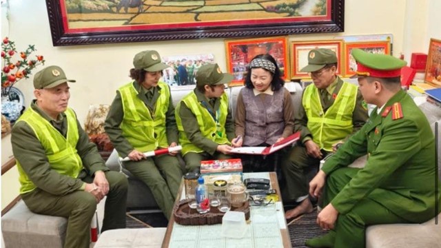 Công an phường Tây Hồ chung tay bảo vệ môi trường