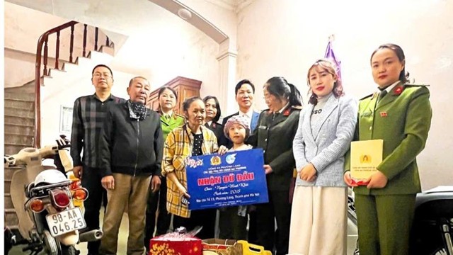 Chi hội Phụ nữ Công an phường Láng nhận đỡ đầu trẻ mồ côi có hoàn cảnh đặc biệt khó khăn