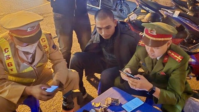 Cảnh sát giao thông Hà Nội kịp thời khống chế đối tượng vừa trôm cắp tài sản