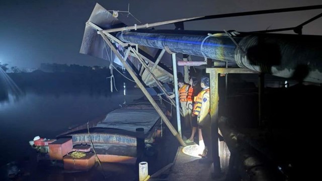 Hà Nội: Bắt giữ 2 phương tiện khai thác cát trái phép trên sông Cầu