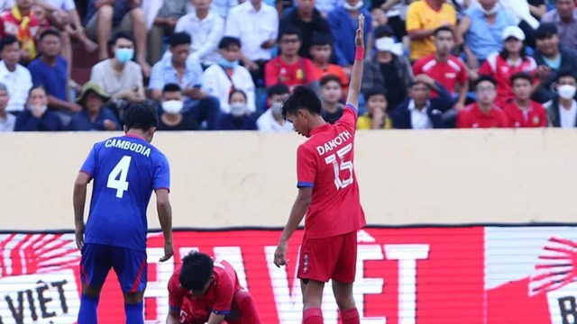 Hành động đẹp của cầu thủ Lào chạm đến trái tim người hâm mộ