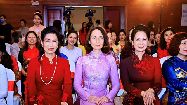 Phu nhân Đại sứ Liên bang Nga lộng lẫy với áo dài Việt