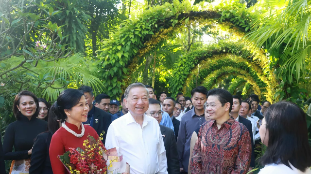 Singapore có loài hoa lan mang tên “Papilionanda Tô Lâm Linh Ly“