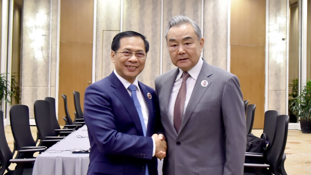 Bộ trưởng Ngoại giao Trung Quốc chúc mừng Việt Nam triển khai thành công cuộc cách mạng tinh gọn bộ máy