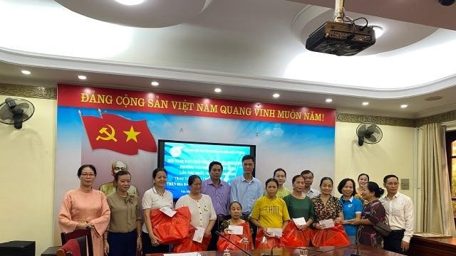 Hội LHPN phường Văn Miếu gắn kết cộng đồng qua chương trình trao quà phụ nữ khó khăn