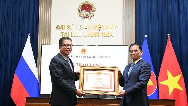Phó Thủ tướng Bùi Thanh Sơn gặp gỡ cán bộ, nhân viên Đại sứ quán Việt Nam tại Liên bang Nga