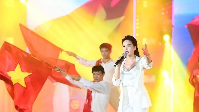 Giám đốc âm nhạc Tạ Duy Tuấn cùng dàn sao bùng nổ trong đêm concert “Moonlit Childhood”