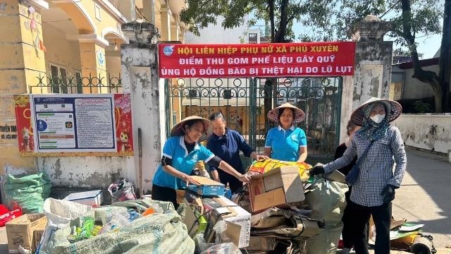 Phụ nữ Phú Xuyên chung tay hướng về đồng bào miền Trung