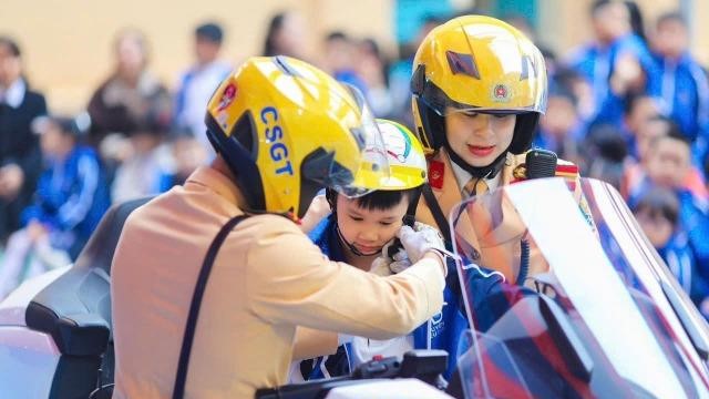 Nữ chiến sĩ CSGT Thủ đô truyền cảm hứng về an toàn giao thông 