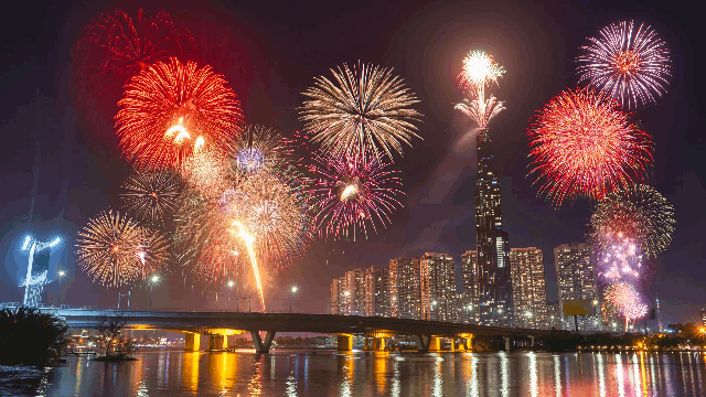 Countdown 2026: Hà Nội rực rỡ pháo hoa ở 5 điểm khắp thành phố