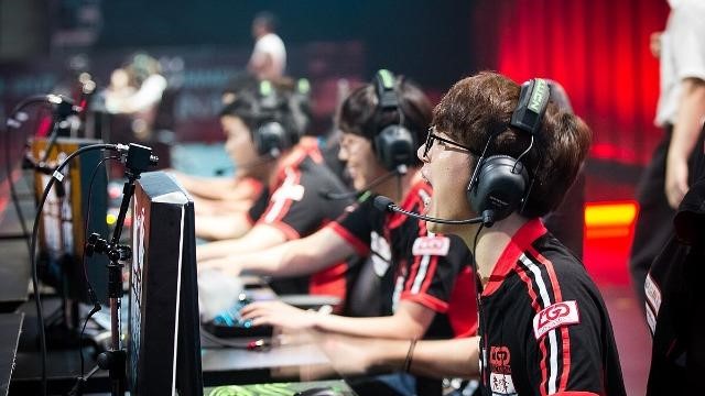 Đằng sau hào quang Esports: Lựa chọn hay đánh đổi?