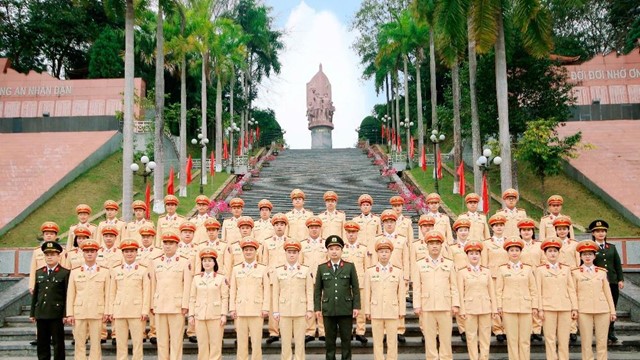 Phòng CSGT Hà Nội tổ chức hoạt động “Về nguồn – giáo dục truyền thống – chung sức cùng cộng đồng” tại Tuyên Quang