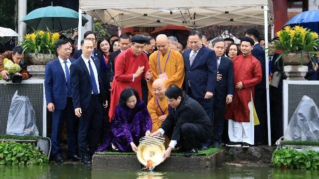 Chủ tịch nước và Phu nhân cùng đoàn kiều bào dâng hương trước tượng đài Vua Lý Thái Tổ
