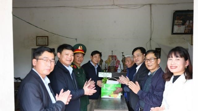 Xã Chương Dương thăm, tặng quà Tết người có công, người cao tuổi trên địa bàn