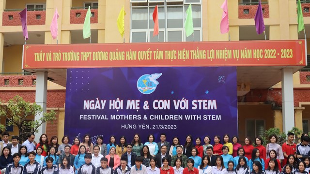 Sôi nổi các hoạt động tại ngày hội “Mẹ và con với STEM“