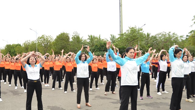 Hơn 1.000 phụ nữ tham gia đồng diễn dân vũ tại Hà Nội