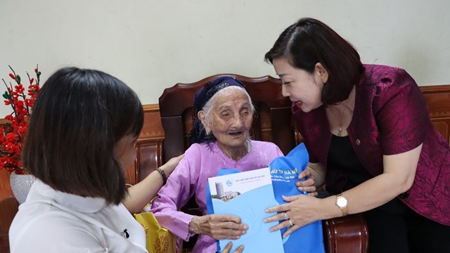 Mẹ Việt Nam Anh hùng Trần Thị Phượng rất vui khi thấy Đoàn công tác Hội Phụ nữ thành phố đến thăm 