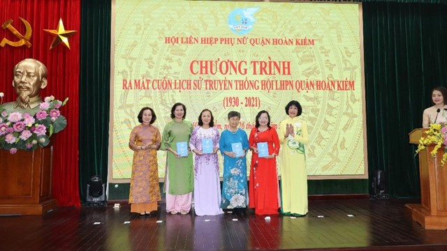 Hội LHPN quận Hoàn Kiếm: Ra mắt cuốn lịch sử truyền thống Hội LHPN quận Hoàn Kiếm (1930-2021)