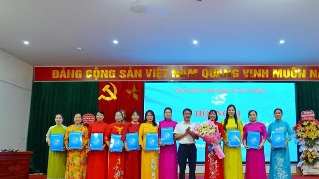 Hội LHPN phường Tùng Thiện công bố công tác tổ chức và cán bộ Hội, nhiệm kỳ 2021- 2026